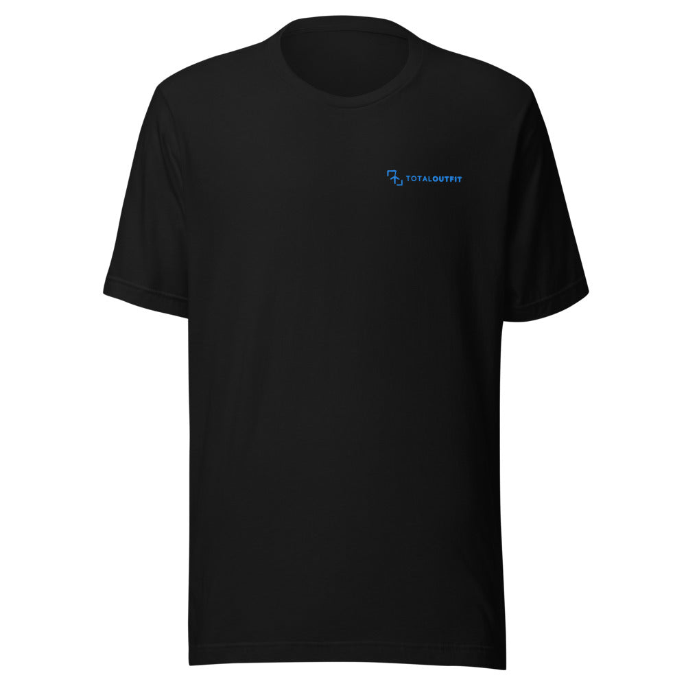 Camiseta TotalOutfit negra · logo bordado en hilo celeste
