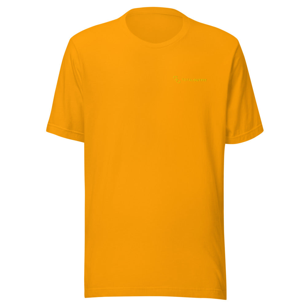 Camiseta TotalOutfit tono sobre tono · oro con logo bordado en el mismo color